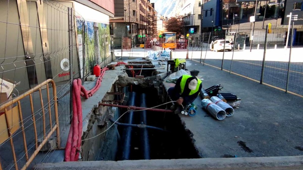 Obres de la xarxa de calor i embelliment al carrer Prat de la Creu
