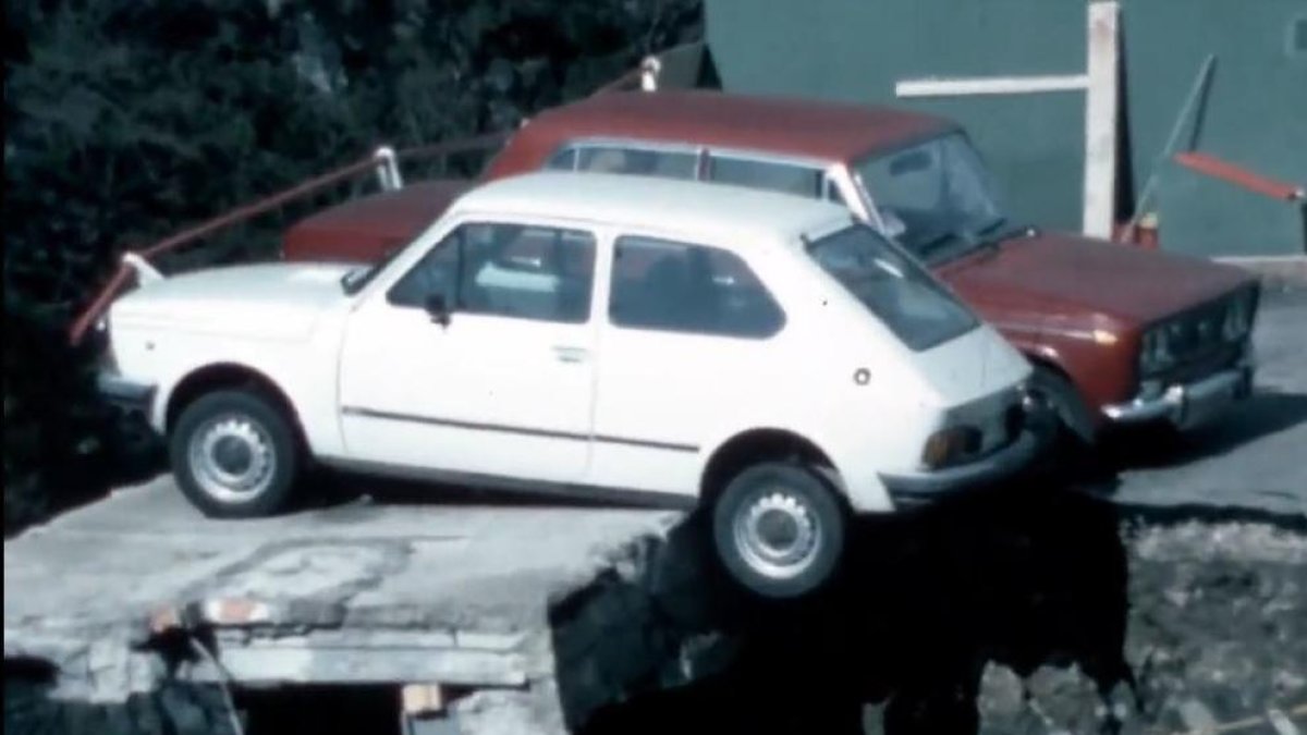 Vehicles a la carretera destrossada pels aiguats a Sant Julià