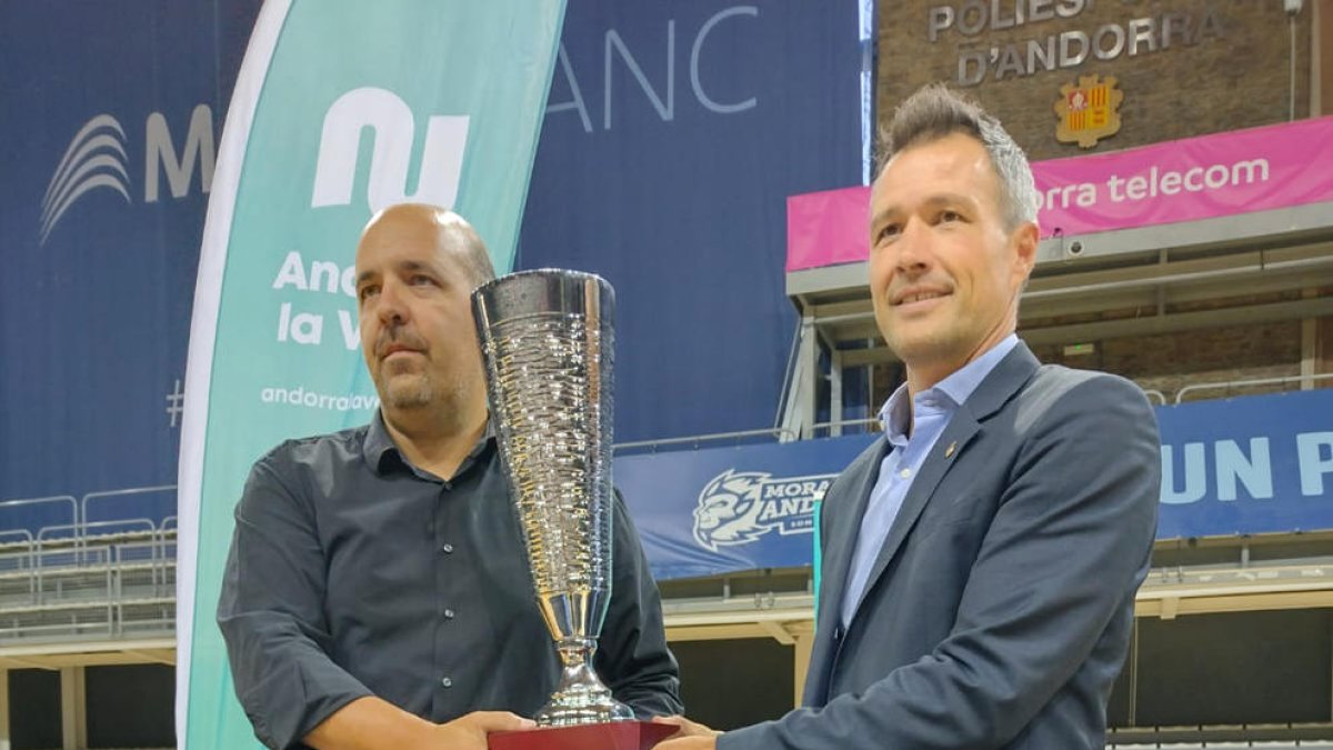 El president Gorka Aixàs i el cònsol menor, David Astrié, amb el trofeu Andorra la Vella.