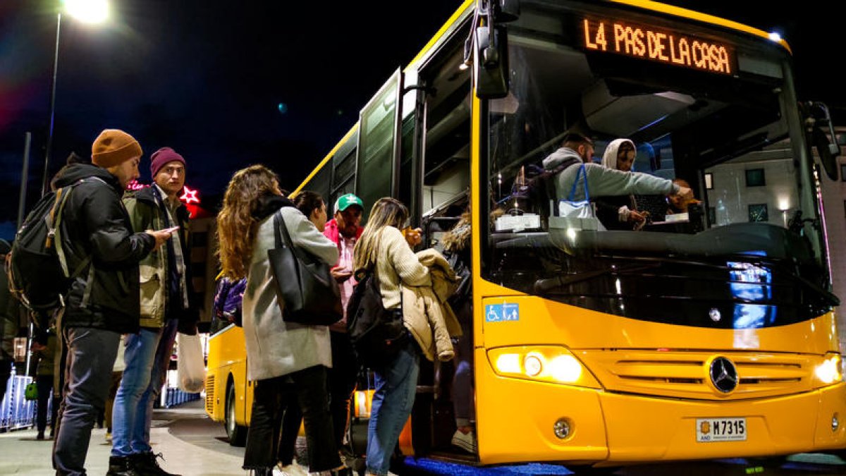 Un autobús de la L4 a la parada de la Sardana.