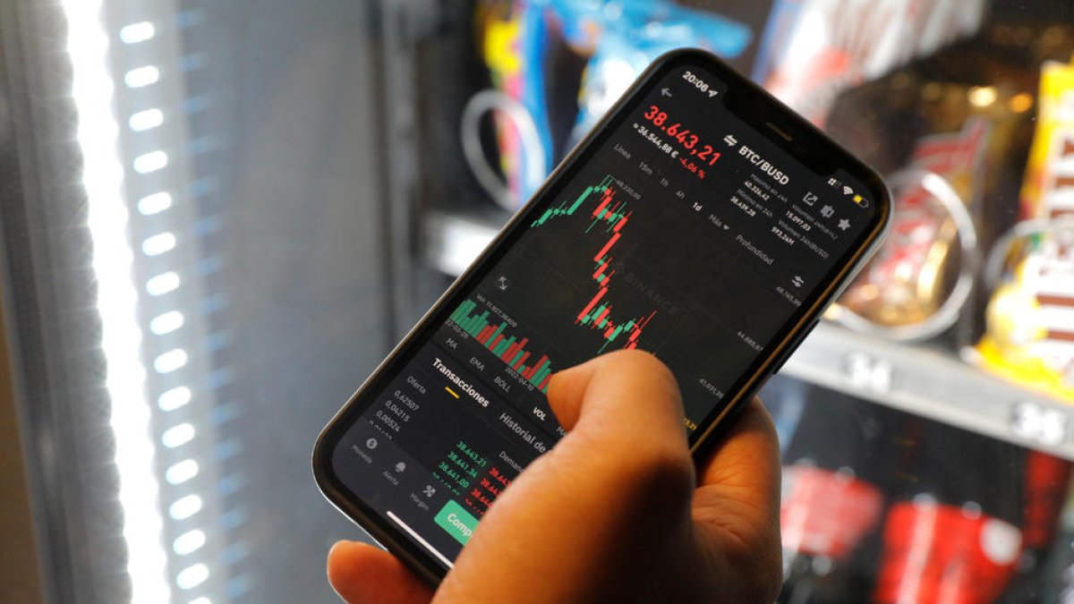 Consulta de dades econòmiques amb un telèfon mòbil.