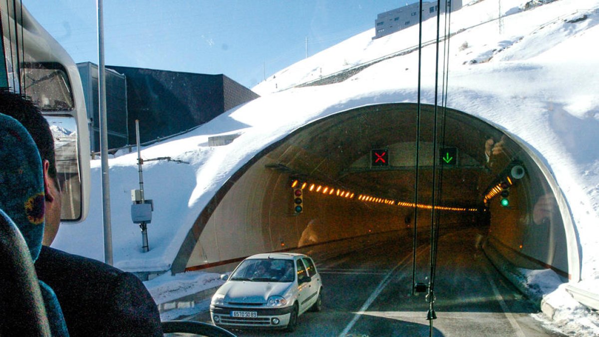 Un cotxe surt per la boca nord del túnel.