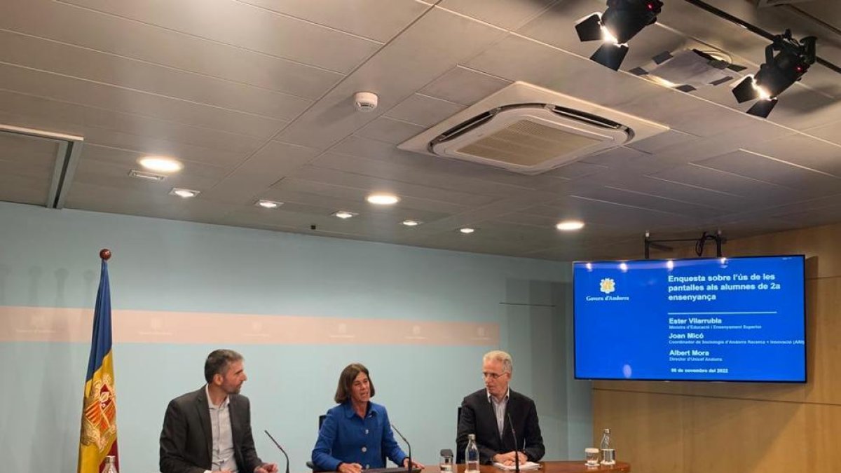 Joan Micó, coordinador de Sociologia d'Andorra Recerca + Innovació; Ester Vilarruba, ministra d'Educació i Ensenyament Superior; i Albert Mora, director d'Unicef Andorra