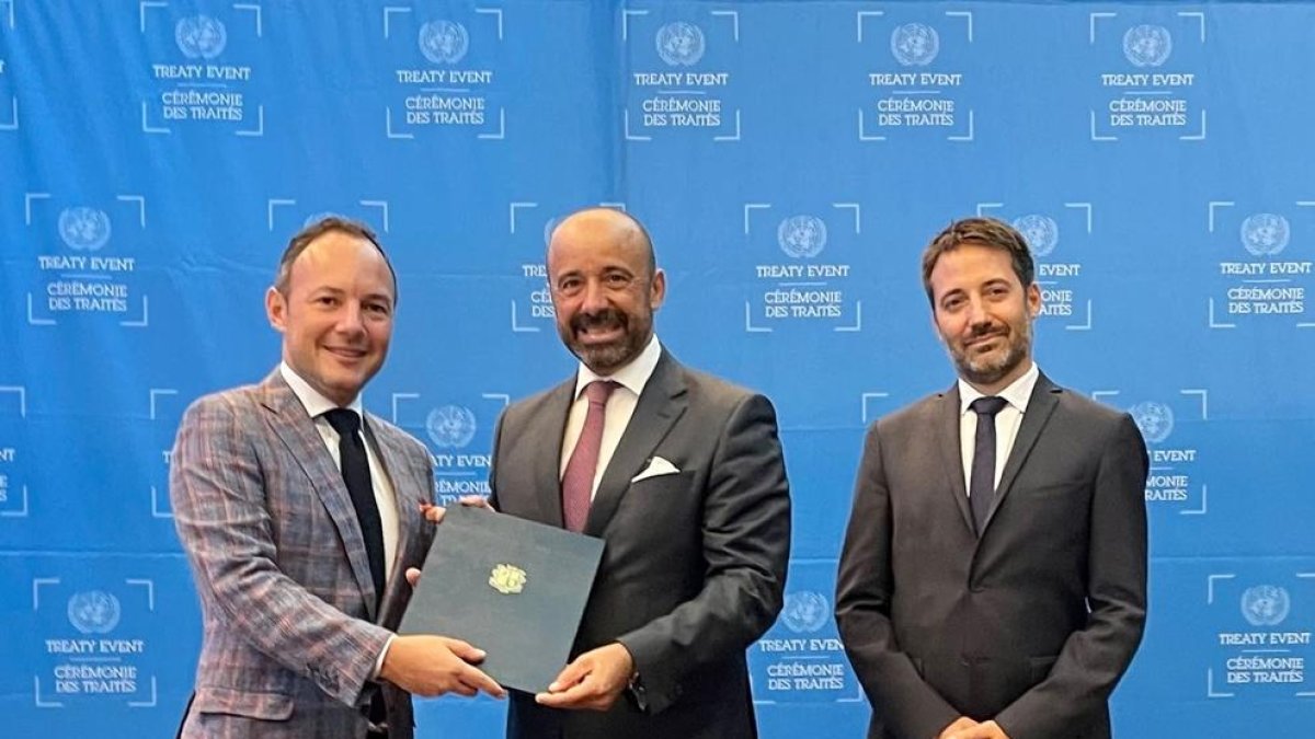 Espot lliurant el Protocol a les Nacions Unides