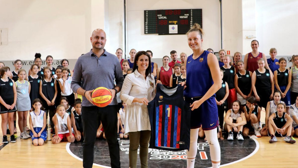 Xavier Fernández i la cònsol Laura Mas van rebre l'equip.