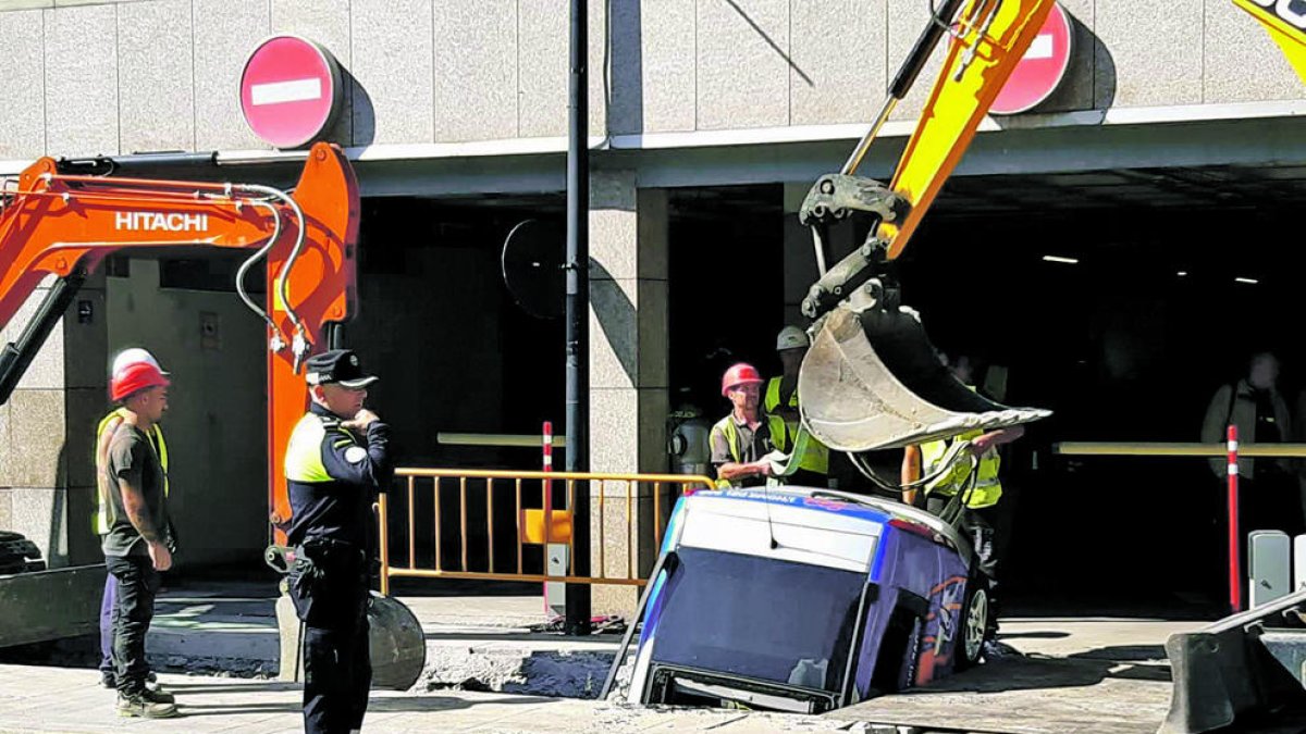 Un vehicle cau en una rasa oberta a Prat de la Creu