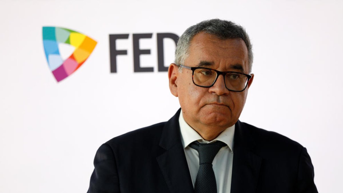 Albert Moles, exposant l'escenari actual.