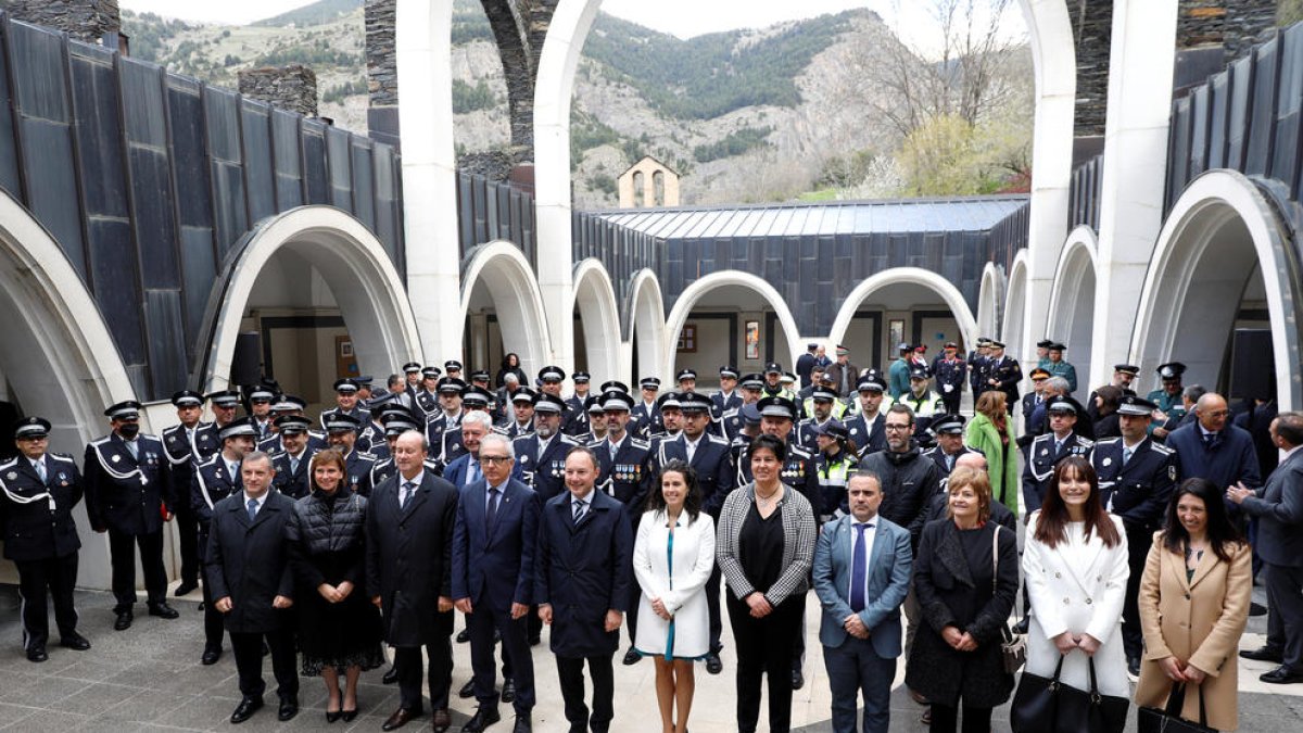 Agents de circulació i les autoritats durant la celebració de la seva diada.