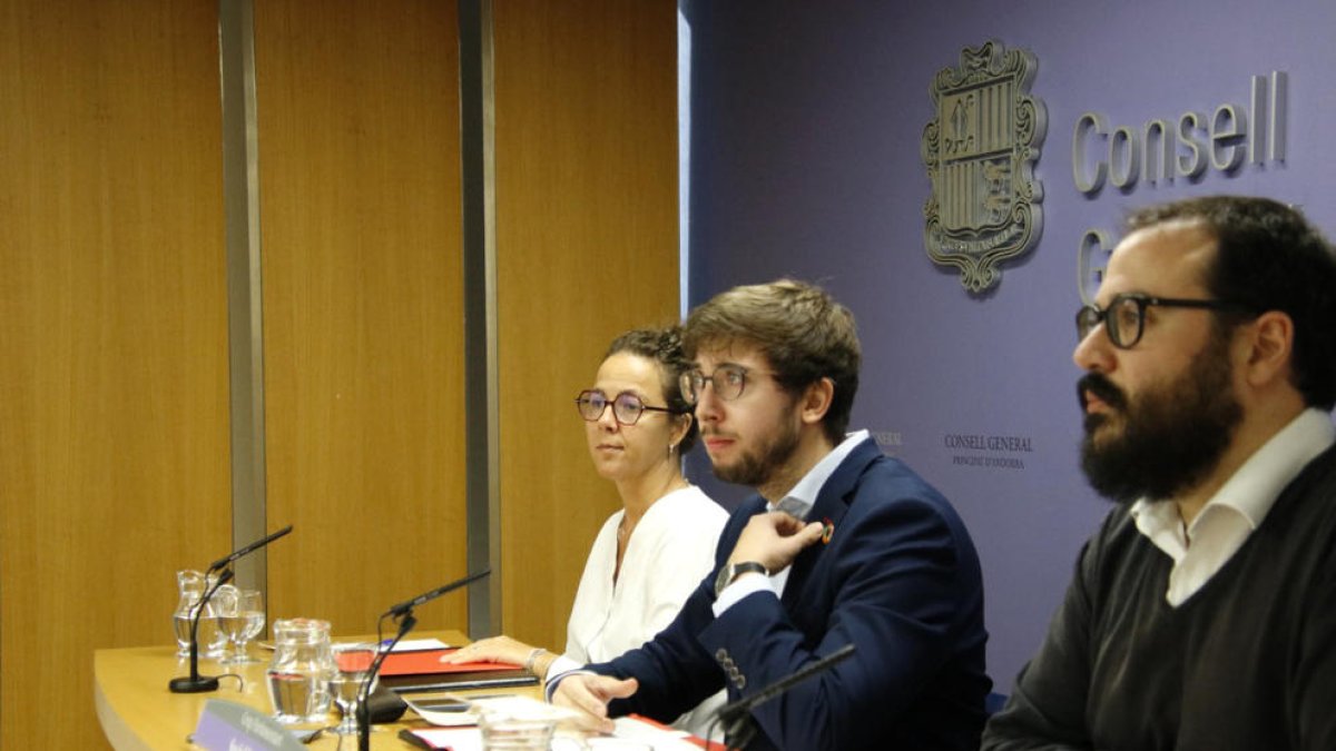 Els consellers del PS presentant les esmenes.