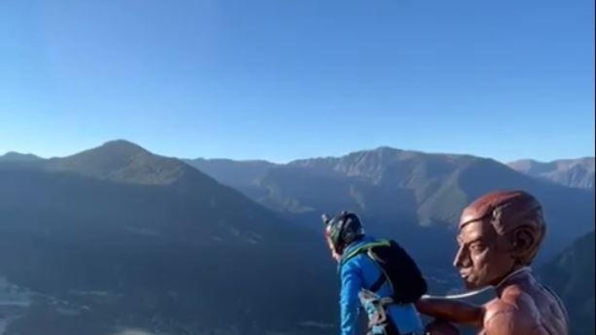 Salt amb paracaigudes des del Roc del Quer