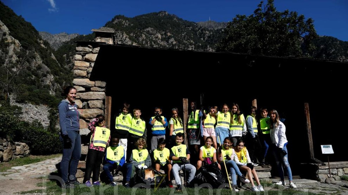 Alumnes de l'escola francesa de Santa Coloma en el Clean Up Day
