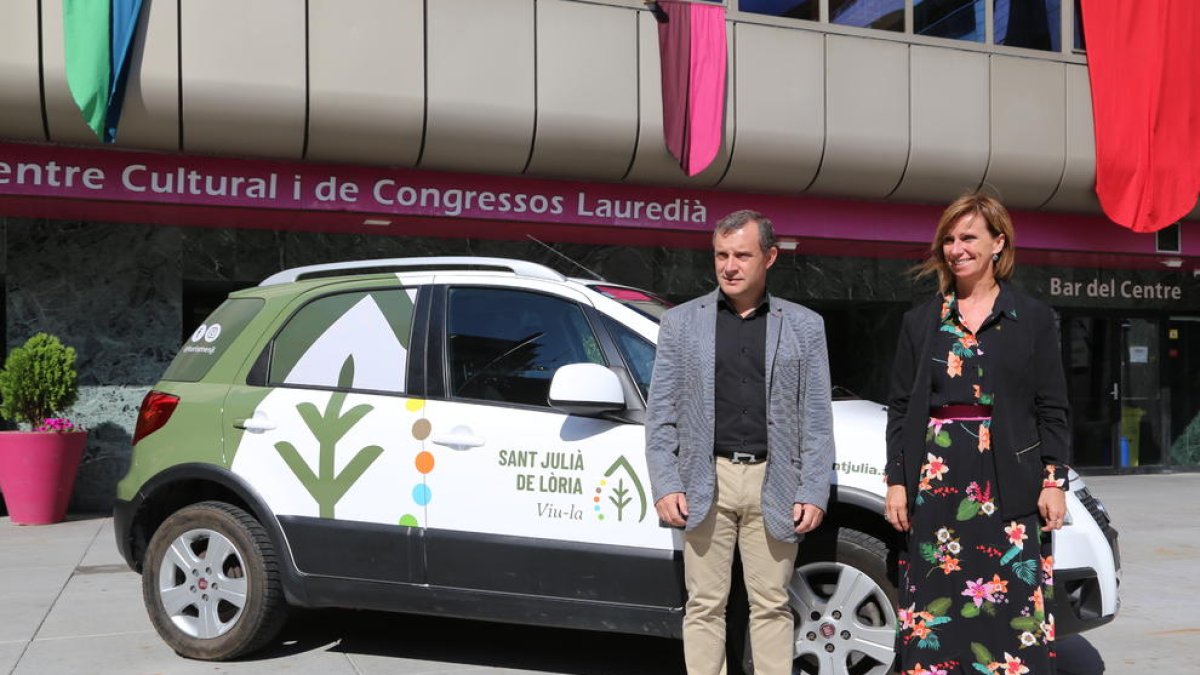 Els cònsols durant la presentació de la nova marca