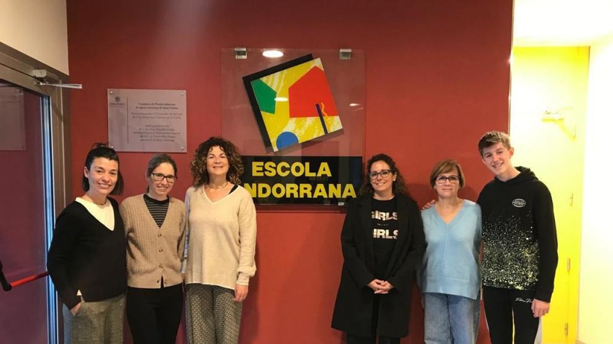 Les responsables de l'escola i d'Unicef aquest matí al centre