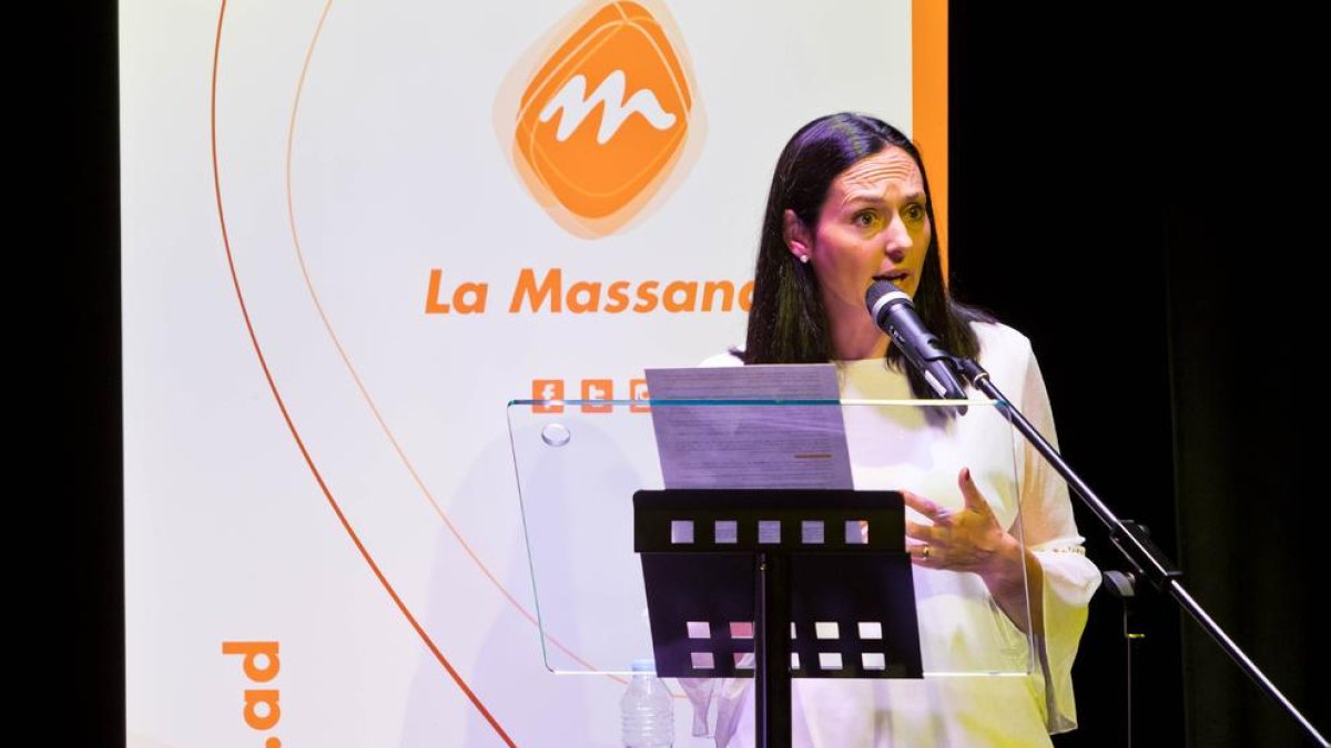 La cònsol massanenca Olga Molné en una reunió de poble sobre Pal Arinsal
