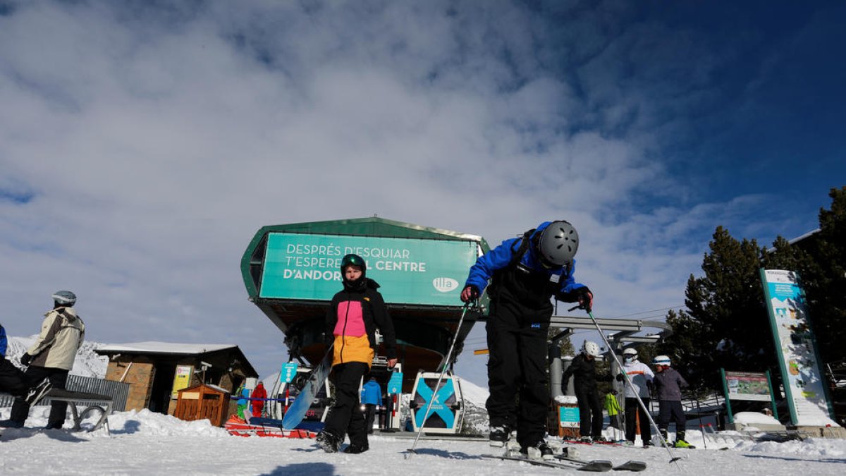 Uns esquiadors a Grandvalira.