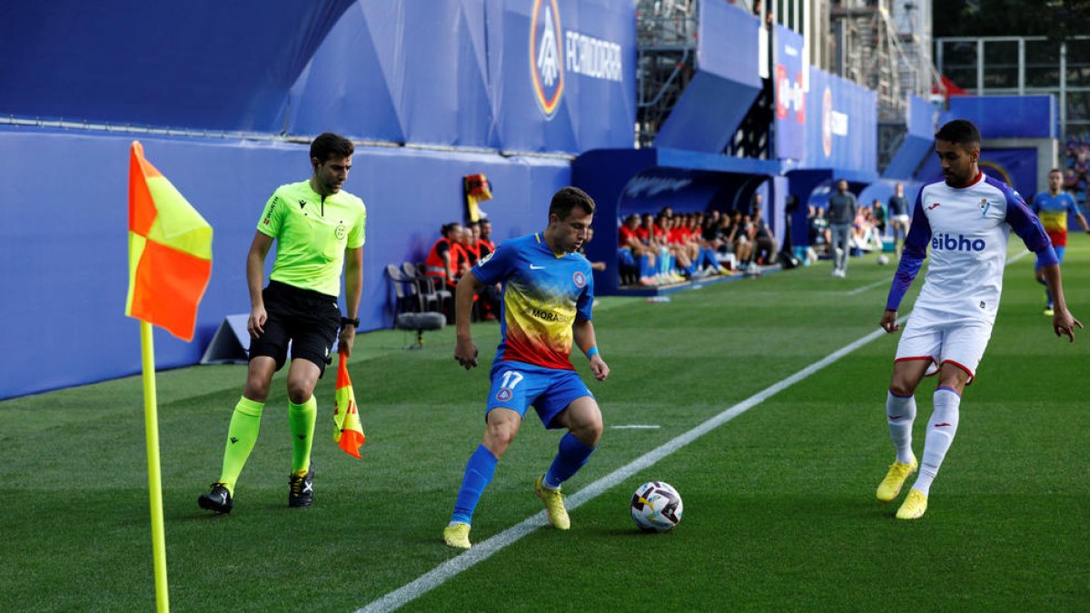 Valera, en una acció del partit contra l'Eibar.