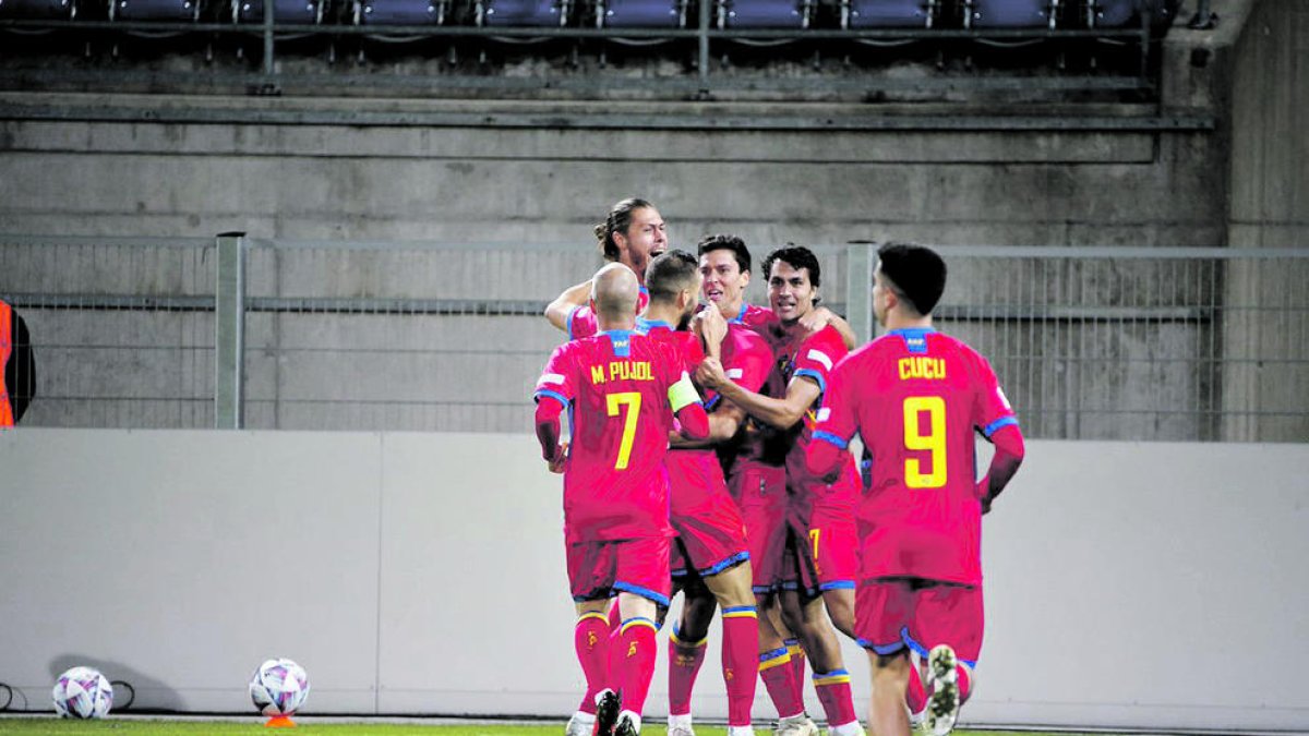 La selecció celebrant el primer gol del partit, l'aconseguit per Berto Rosas al minut 4.