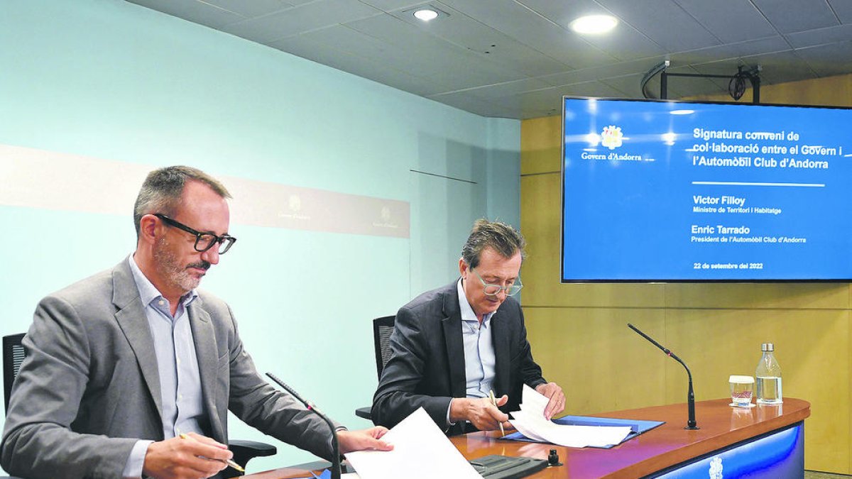 Víctor Filloy i Enric Tarrado van signar el conveni ahir.