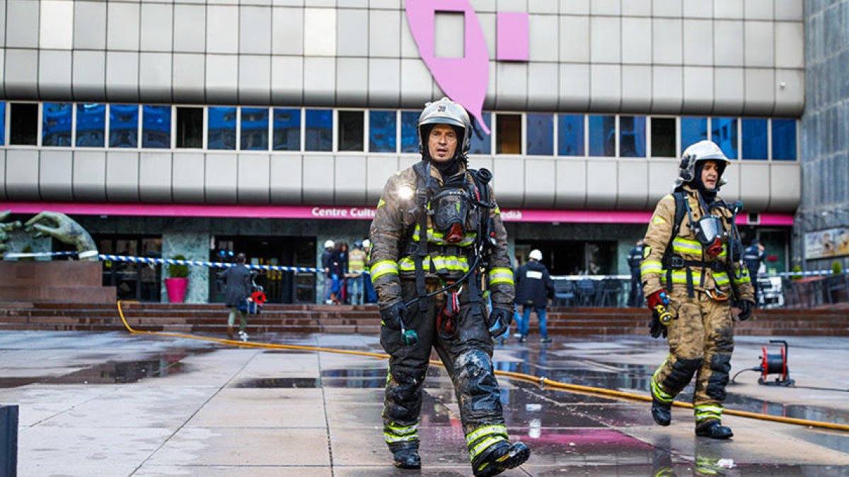 Un bomber sortint del Centre Cultural i de Congressos Lauredià.