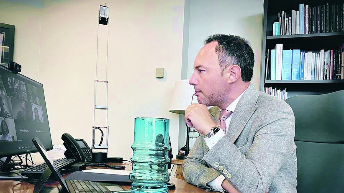 Espot atenent els mitjans andorrans des de Nova York.