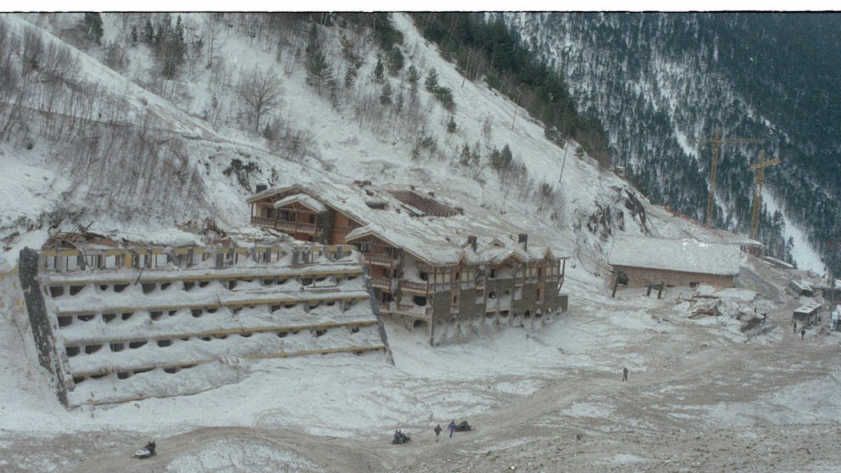 Imatge de la destrucció que va provocar l'allau del 1996 a Arinsal.