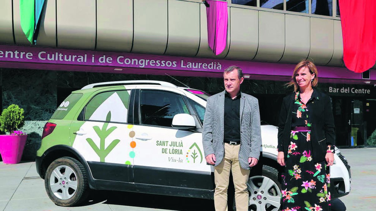 Els cònsols durant la presentació de la marca.