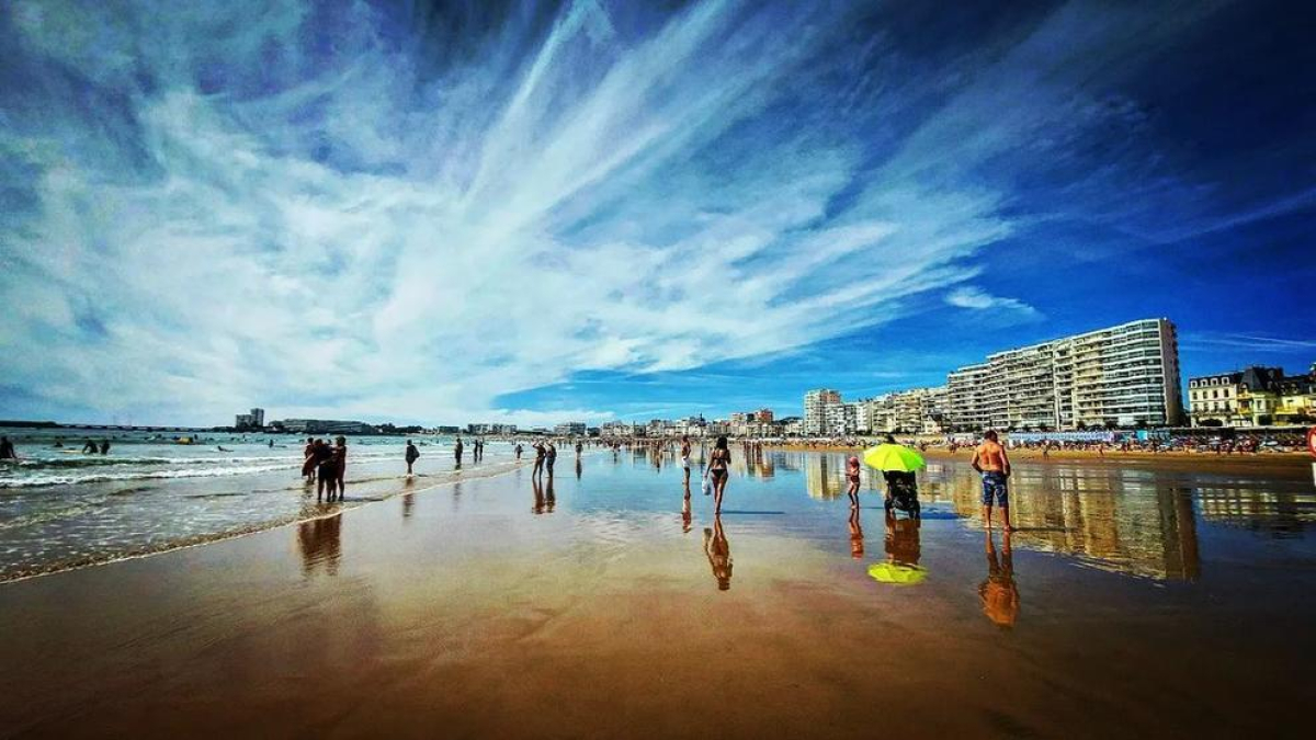 Com un mirall llueix la platja plena de llum, vida i vacances de Les Sables-d'Olonne, a la regió francesa de Països del Loira, captada per l'Albert Bellera. La fotografia que el lauredià titula Reflexos sobre l'aigua guanya la vuitena edició del concurs d'estiu de DMG, i rep el premi d'un forfet de temporada per esquiar a Grandvalira.