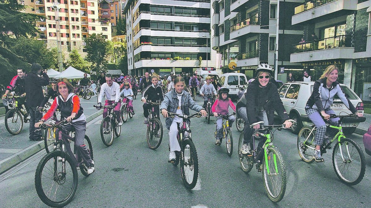 Els participants en una bicicletada organitzada per Andorra Sostenible.