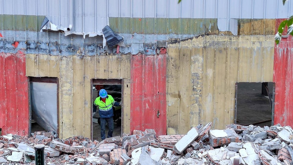 Un operari en l'enderroc de l'antiga plaça de braus.