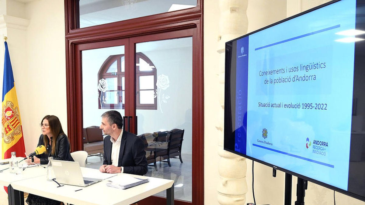 Riva i Micó durant la presentació de l'enquesta d'usos lingüístics.