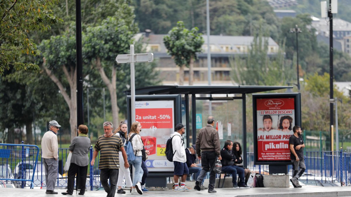 Usuaris esperant l'autobús d'Andorra la Vella.