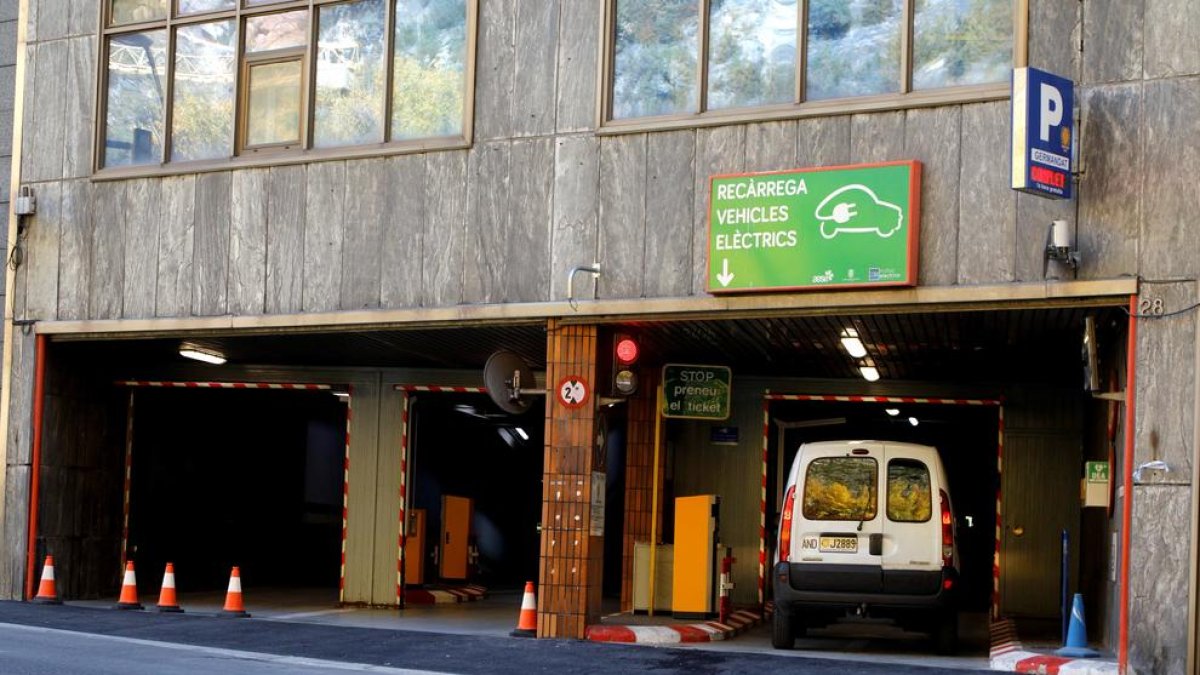 L'aparcament del Centre Cultural al moment de la reobertura per a abonats aquest migdia