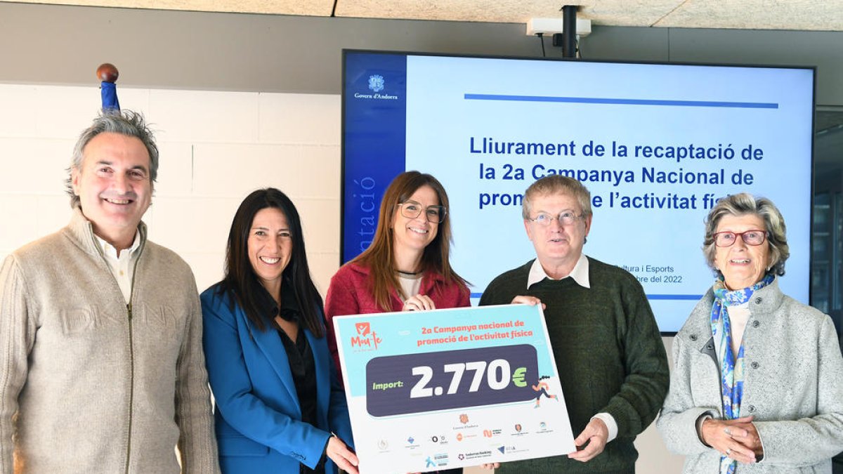 Lliurament del xec al president de la gent gran