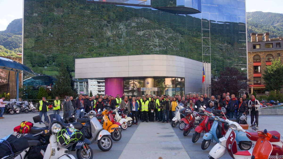 Els participants amb els seus vehicles a la façana del comú d'Encamp