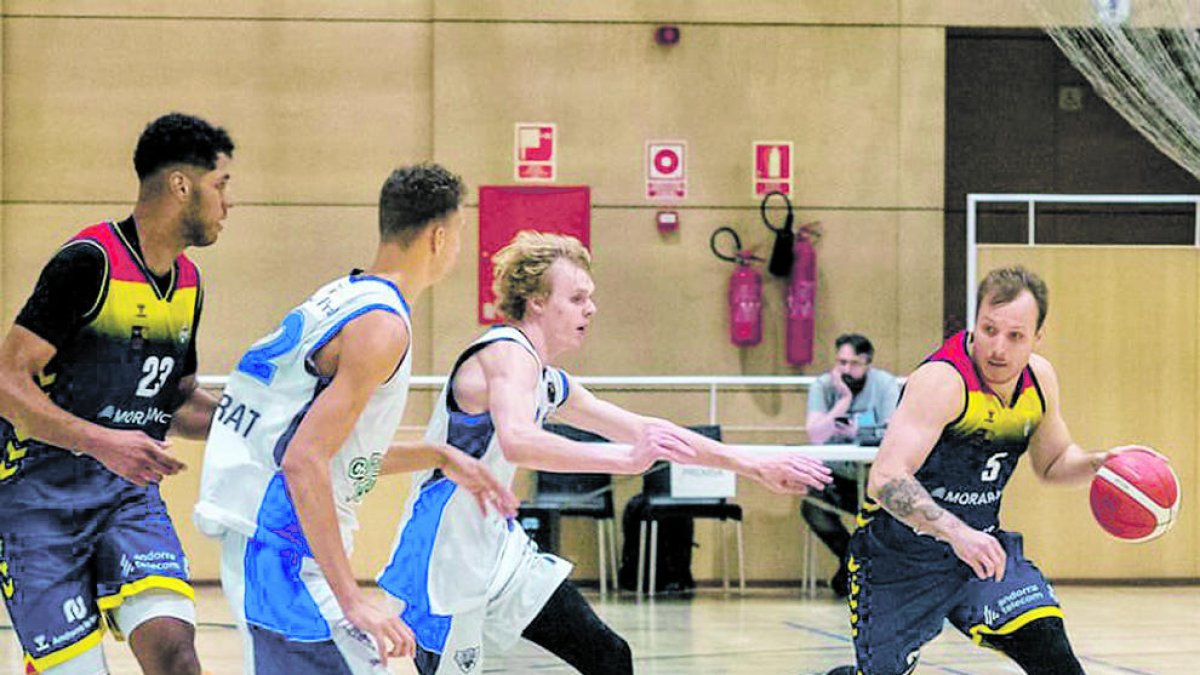 Un moment del partit contra el Prat.