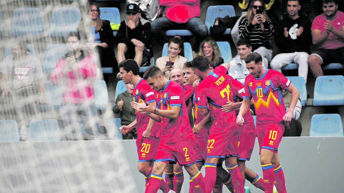 Els jugadors de la selecció andorrana celebren el gol de l'empat i feliciten el seu autor, Berto Rosas.