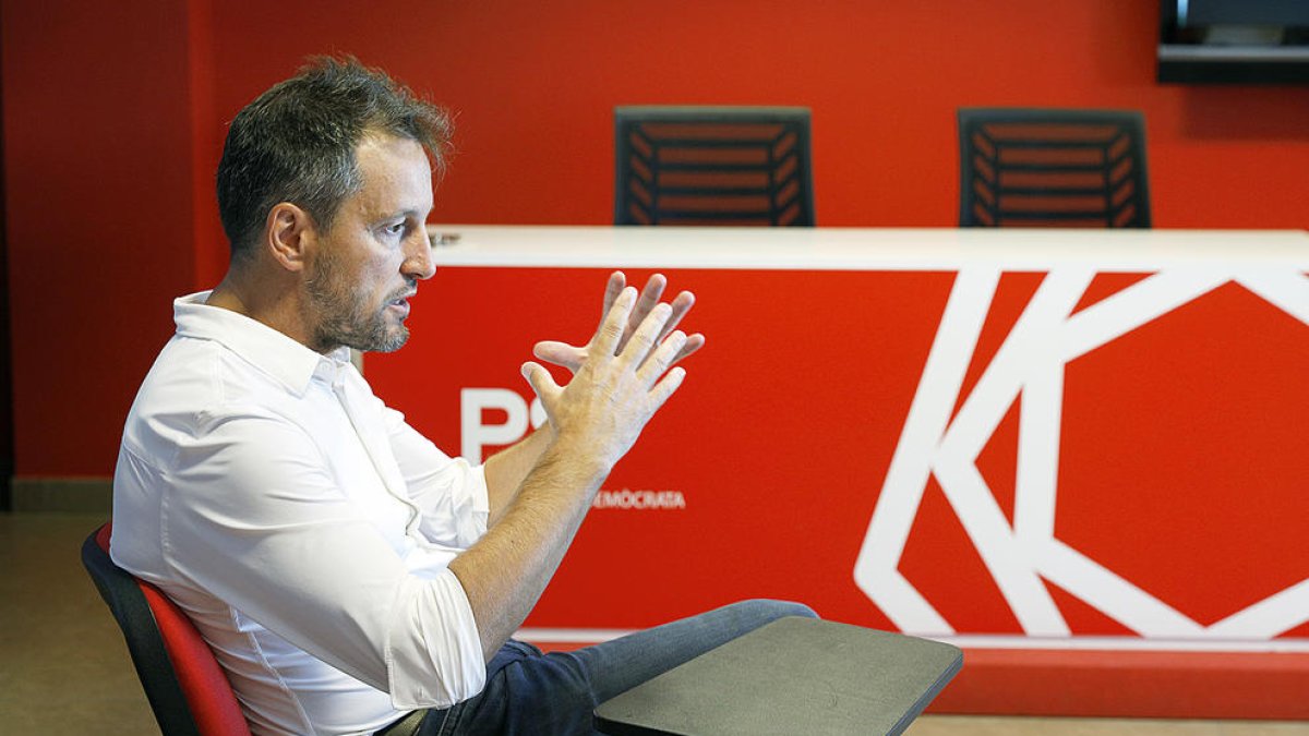 Pere López a la seu del PS.