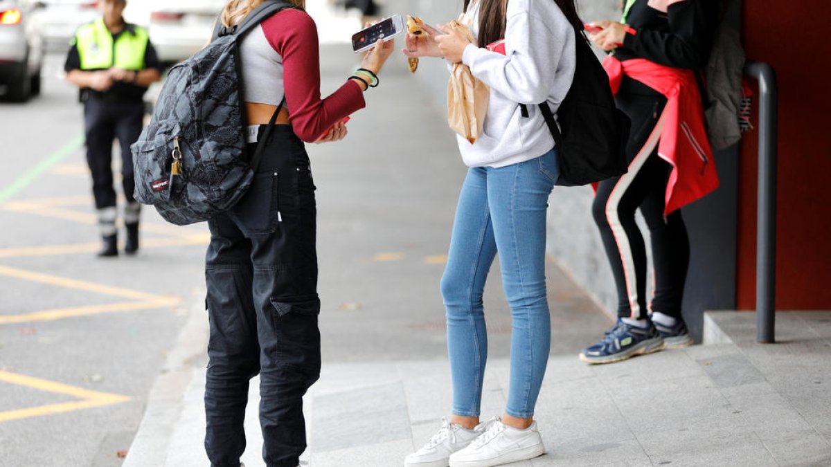 Alumnes a les portes de l'escola andorrana de segona ensenyança de Santa Coloma.