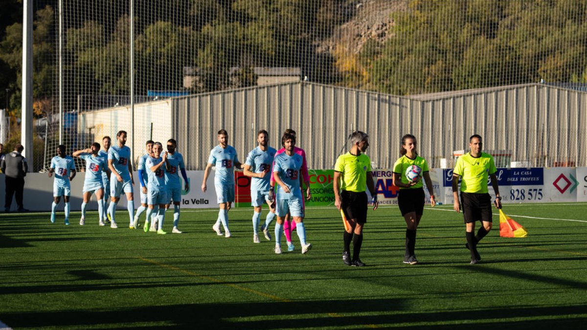 Els jugadors de l'Atlètic Escaldes entrant al camp de la Borda Mateu.