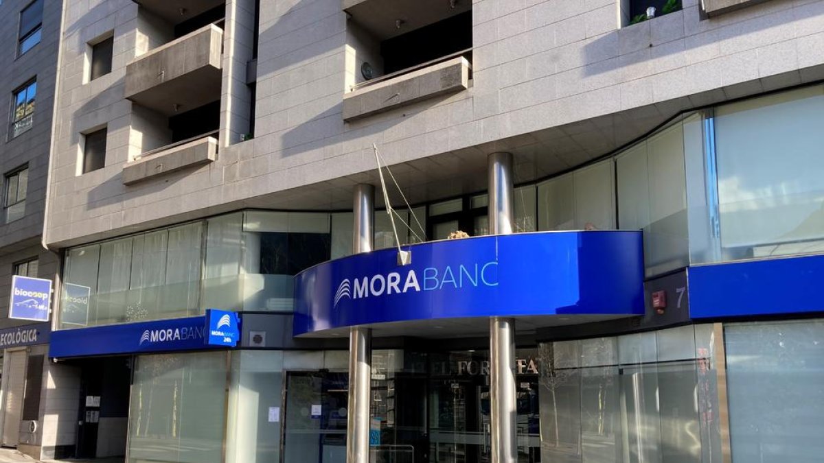 Una oficina amb el cartell de MoraBanc.