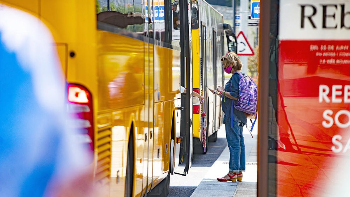 Una parada de bus d'Andorra la Vella amb una persona esperant.