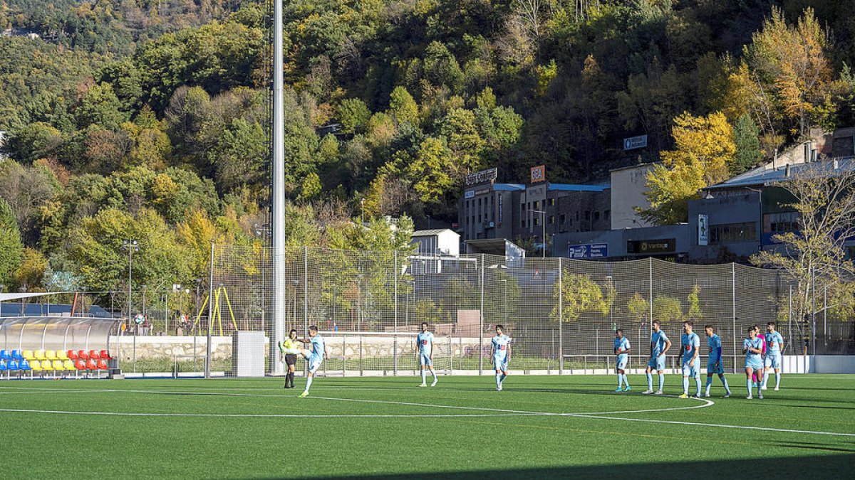Víctor Maffeo, de l'Atlètic Escaldes, fa el servei inicial davant l'àrbitre Marta San Juan i sense els jugadors del Sant Julià.