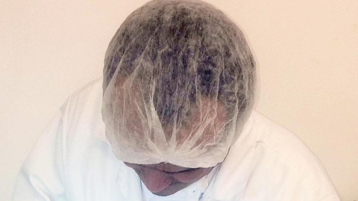 Un podòleg tractant el peu d'un pacient.