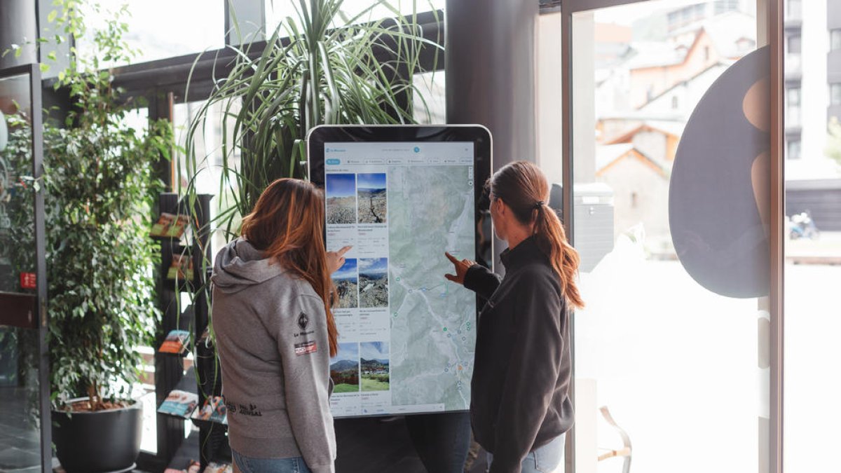 La pantalla tàctil instal·lada a l'Oficina de Turisme