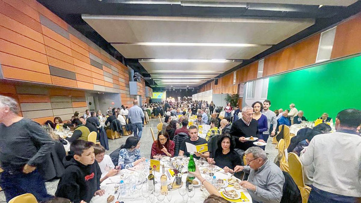 La sala plena de comensals.