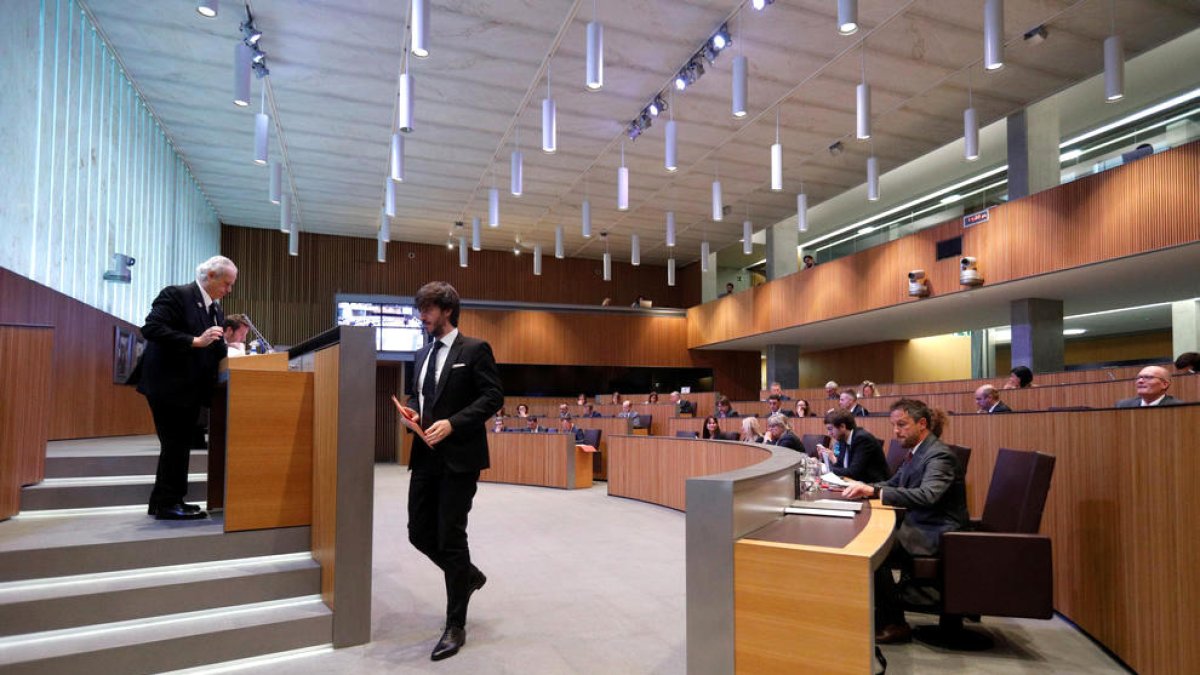 Carles Enseñat i Pere López –en primer pla assegut– en el tram final del debat d'orientació política.