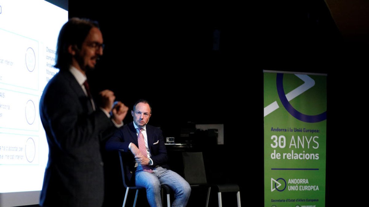 Xavier Espot i Landry Riba durant la reunió que va tenir lloc al Palau de Gel.