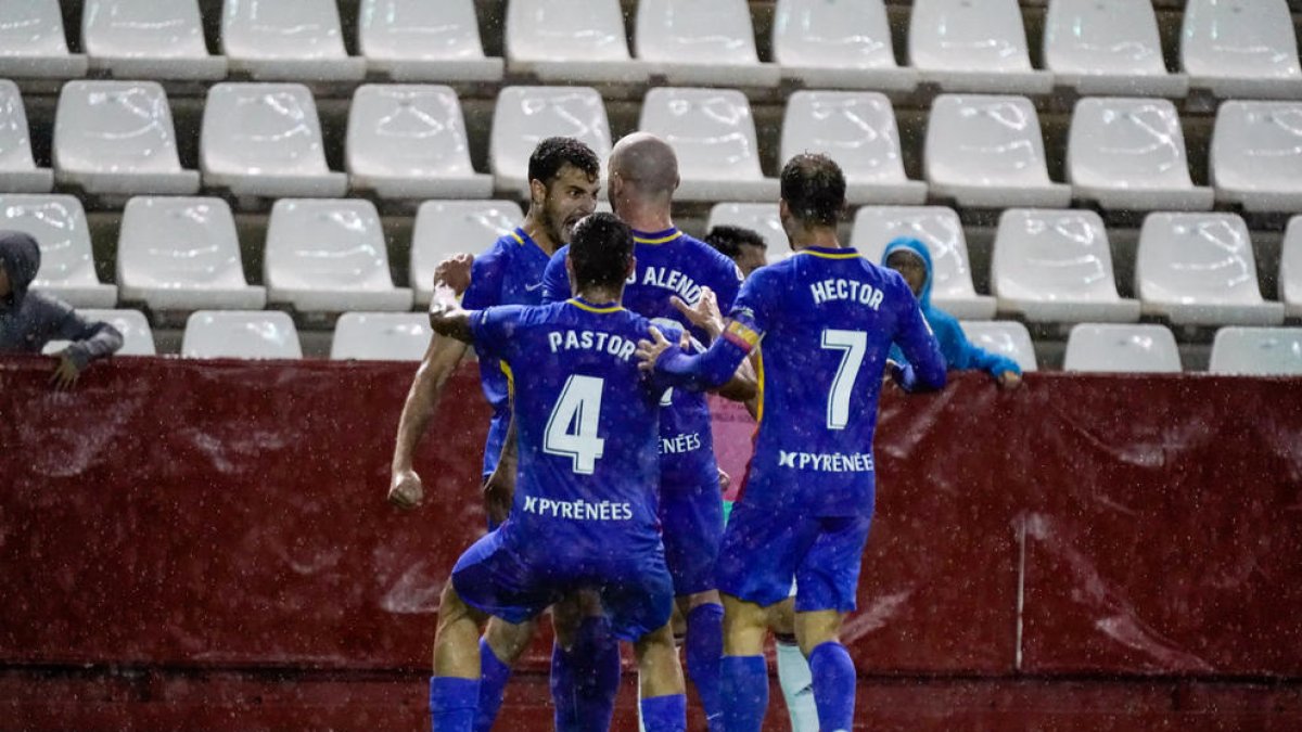 Els jugadors de l'FC Andorra celebrant el gol de Sinan Bakis al camp de l'Albacete.