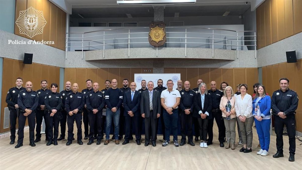 Entrega dels diplomes del curs de detecció de documents falsos