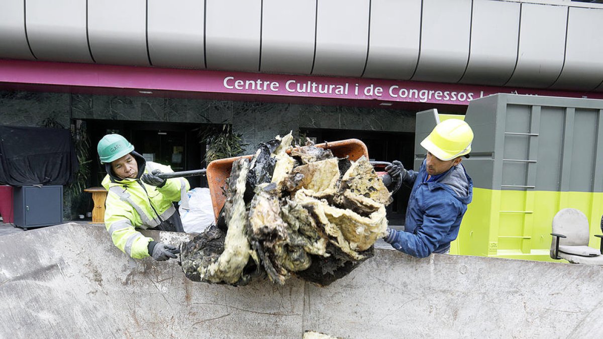 Operaris treballant al Centre Cultural i de Congressos Lauredià.